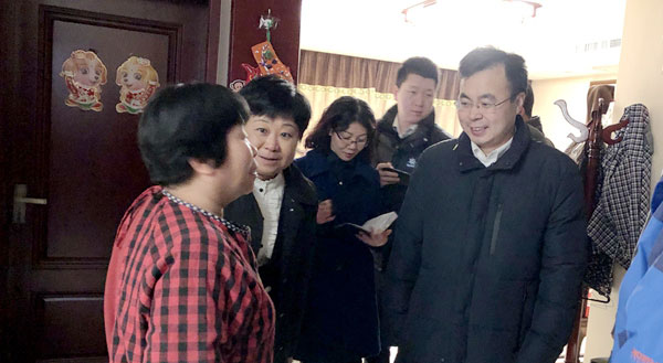 蓮湖區(qū)代區(qū)長吳保軍一行檢查指導蔚藍觀園小區(qū)供暖工作