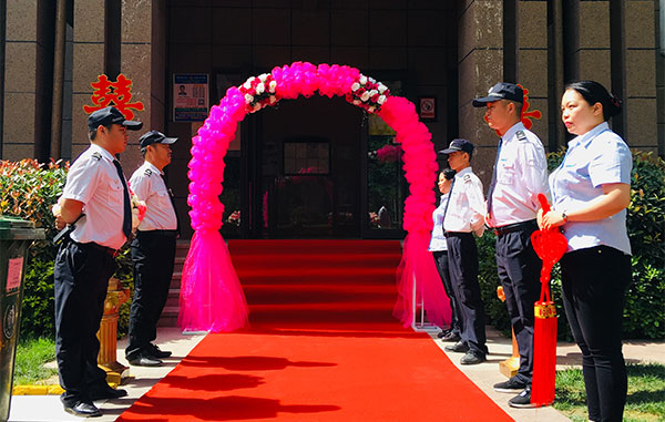天朗蔚藍東庭物業服務中心為新婚業主送上最美的祝福