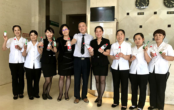 烈日炎炎送清涼 滴滴關愛沁心脾