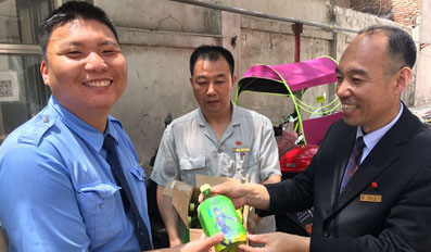 天朗控股集團黨委酒管黨支部開展夏日愛心送清涼活動