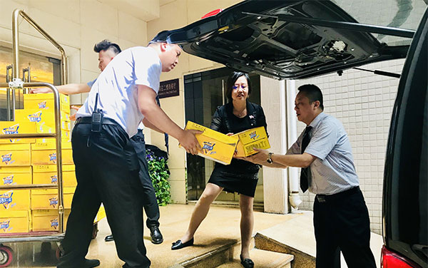 三伏清涼送一線 天朗關愛暖人心